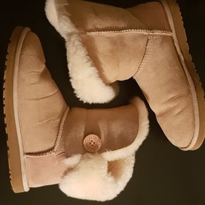 Original UGG Bailey cream color